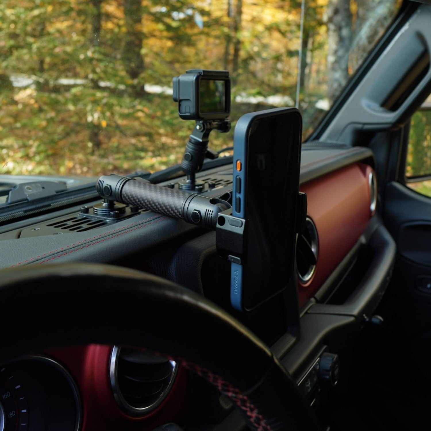RubiGrid® 2018-2023 Jeep Wrangler JL & 2020-2023 Jeep Gladiator Multi-Device Platform Dash Mount with Black Arms